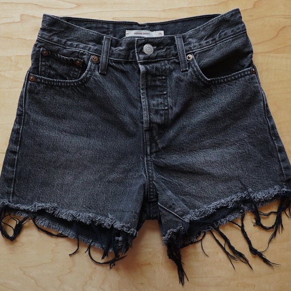 The Levi's Wedgie Short in Dark Grey for Women, size 25 - Picture 5 of 6